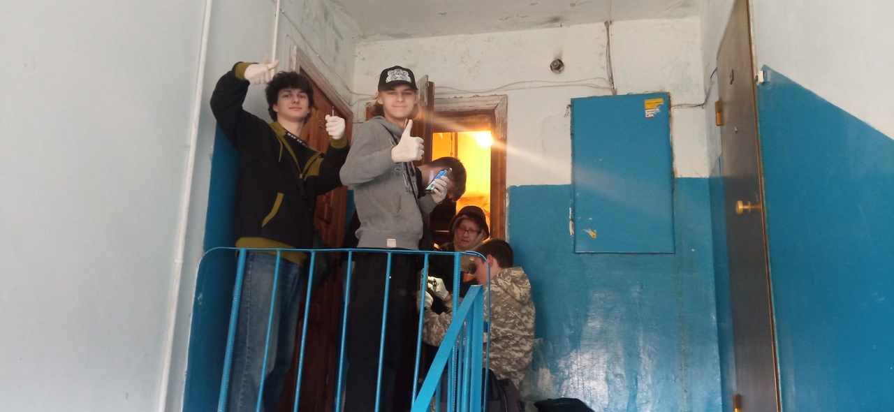 Студенты-волонтеры помогают  пожилым людям